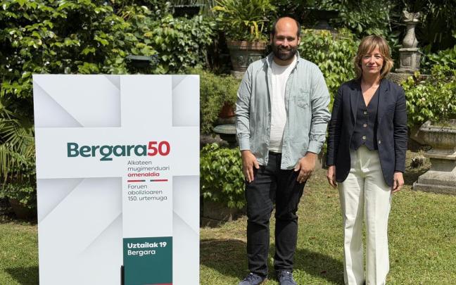 El alcalde de Bergara, Gorka Artola, y la diputada general de Gipuzkoa, Eider Mendoza, en la presentación del acto político-institucional que tendrá lugar el 19 de julio.