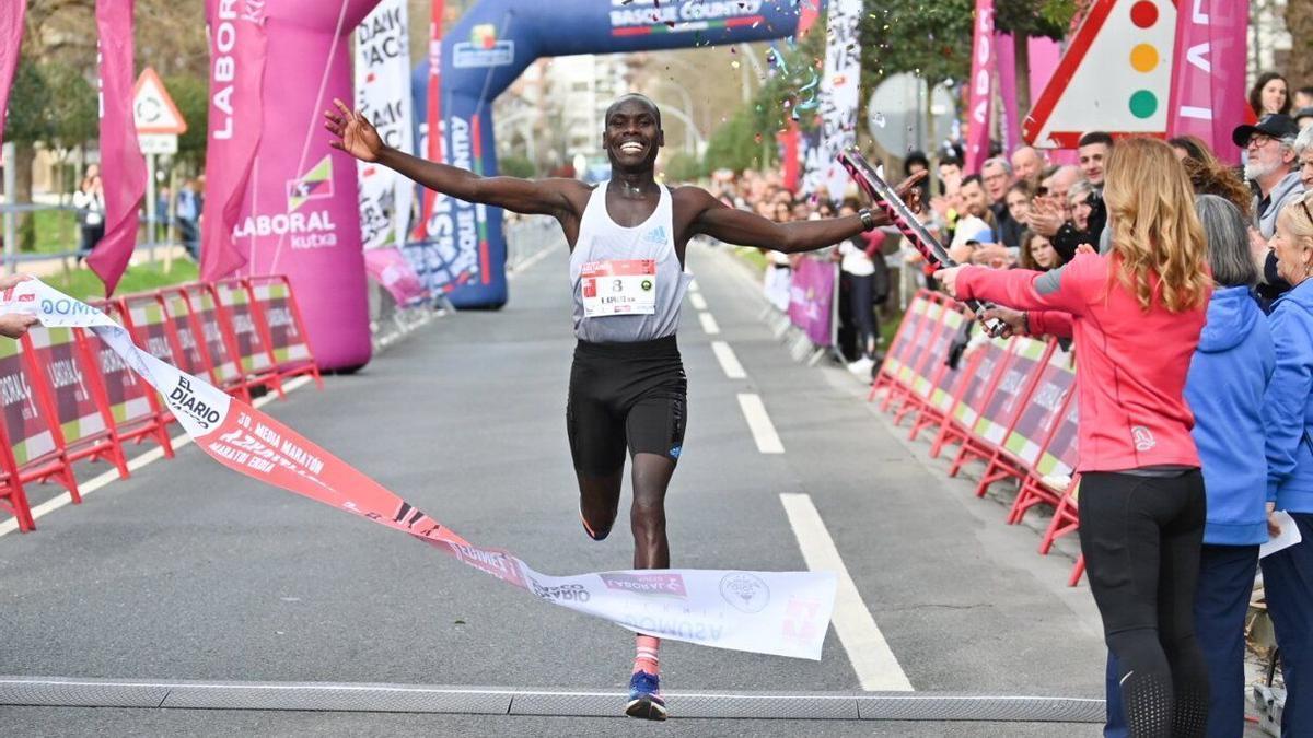 Kipruto celebra su victoria en la Azkotia-Azpeitia.