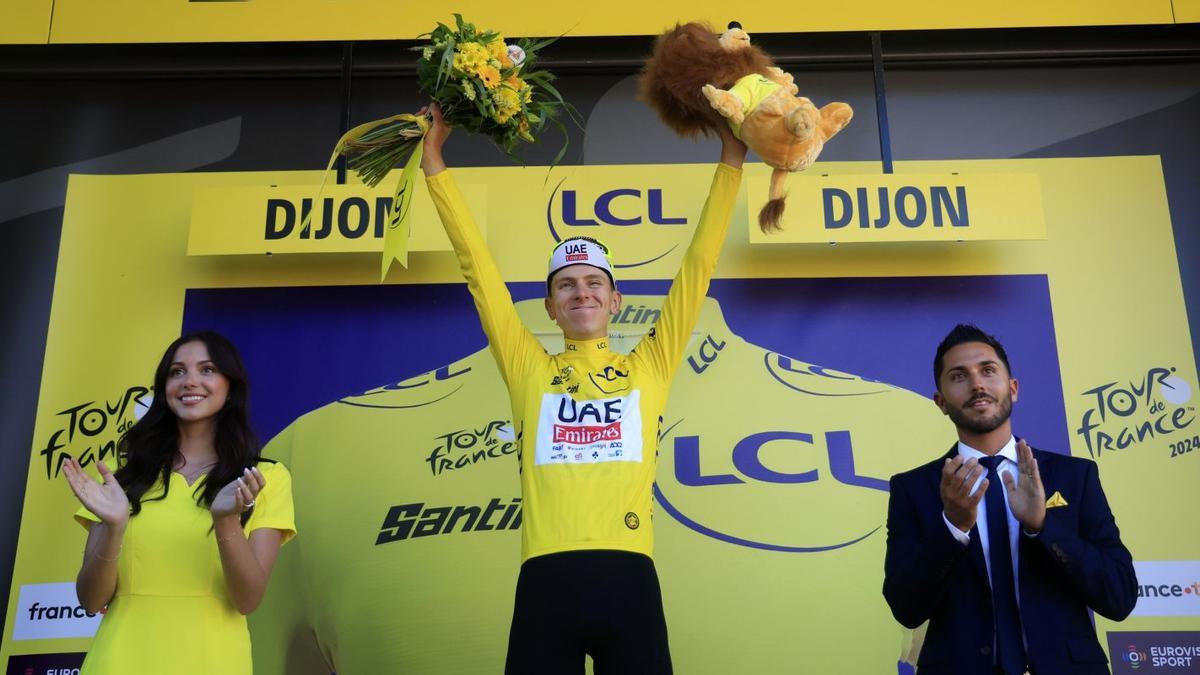 Tadej Pogacar, que se quedó solo, sin compañeros en los abanicos, posa como líder del Tour.