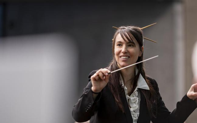 La pamplonesa Isabel González dirigió a la orquesta en el evento ‘Spinning Band Solidario’.