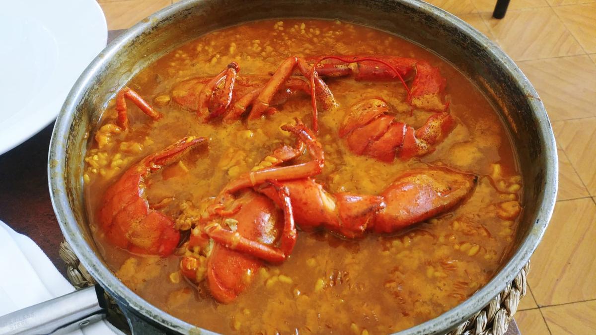Arroz caldoso a la marinera con bogavante.