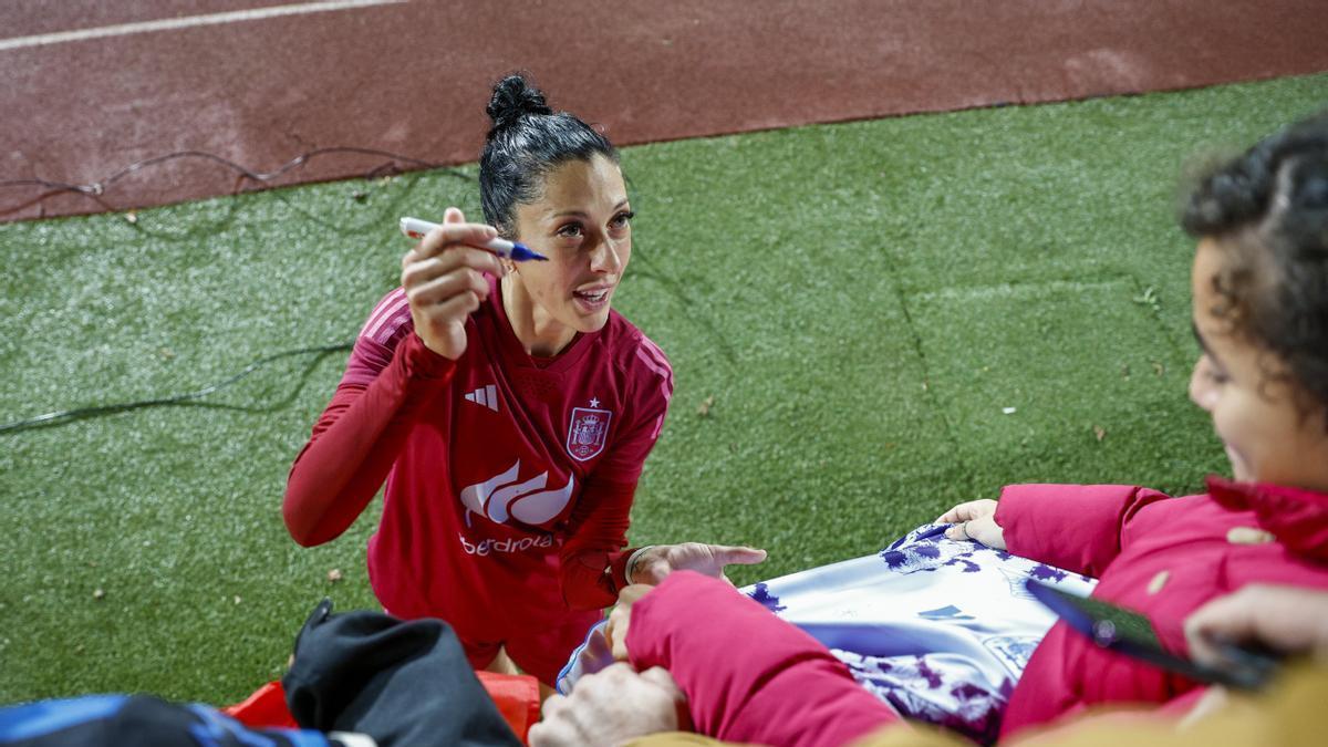 Jenni Hermoso firma un autógrafo a una joven seguidora tras su entrenamiento en Las Rozas.