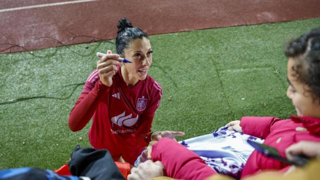 Jenni Hermoso firma un autógrafo a una joven seguidora tras su entrenamiento en Las Rozas. Jenni Hermoso firma un autógrafo a una joven seguidora tras su entrenamiento en Las Rozas.