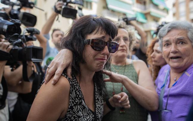 Llegada de Juana Rivas con su hijo menor al punto de encuentro familiar en julio de 2025.