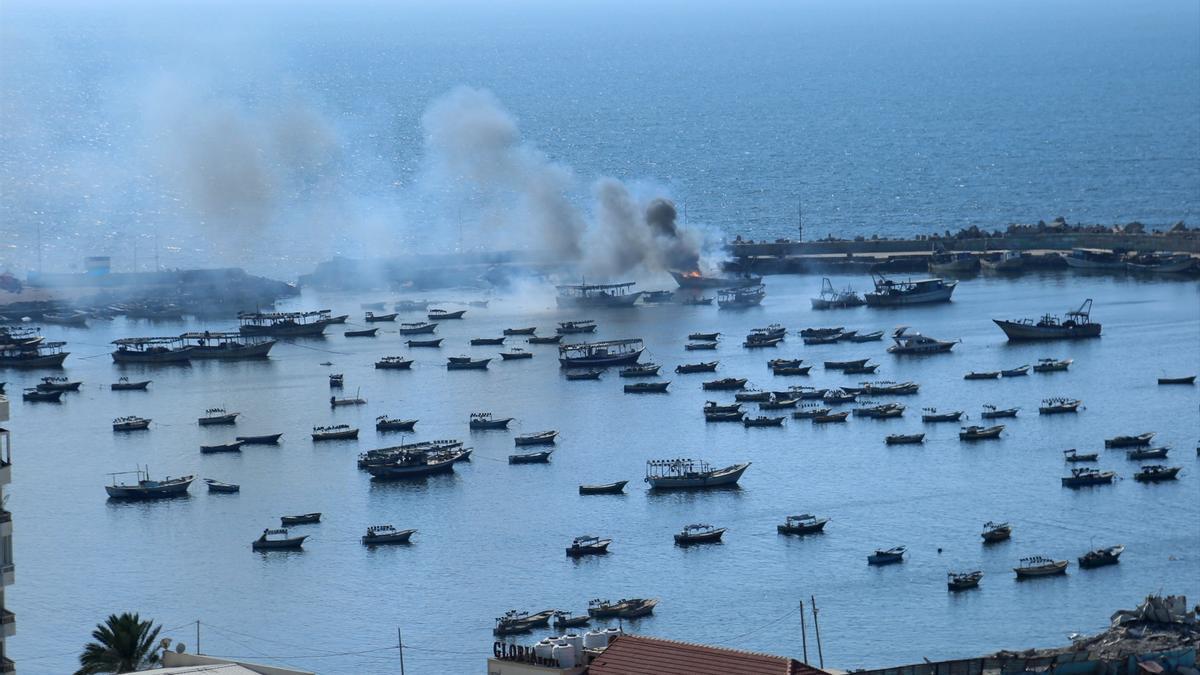 Imagen de archivo de una columna de humo en el puerto de Gaza tras un ataque del Ejército de Israel.