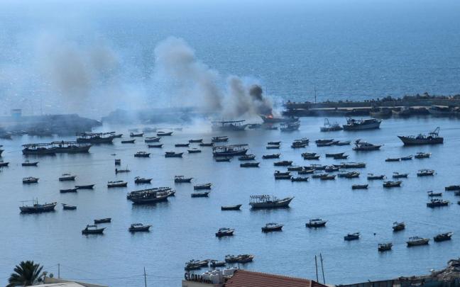 Imagen de archivo de una columna de humo en el puerto de Gaza tras un ataque del Ejército de Israel. Imagen de archivo de una columna de humo en el puerto de Gaza tras un ataque del Ejército de Israel.