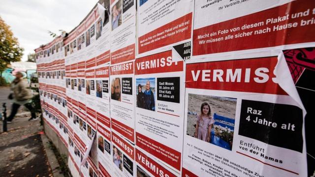 Carteles en Berlín de los desaparecidos en el ataque de Hamás.