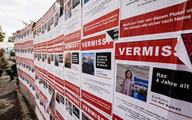 Carteles en Berlín de los desaparecidos en el ataque de Hamás.
