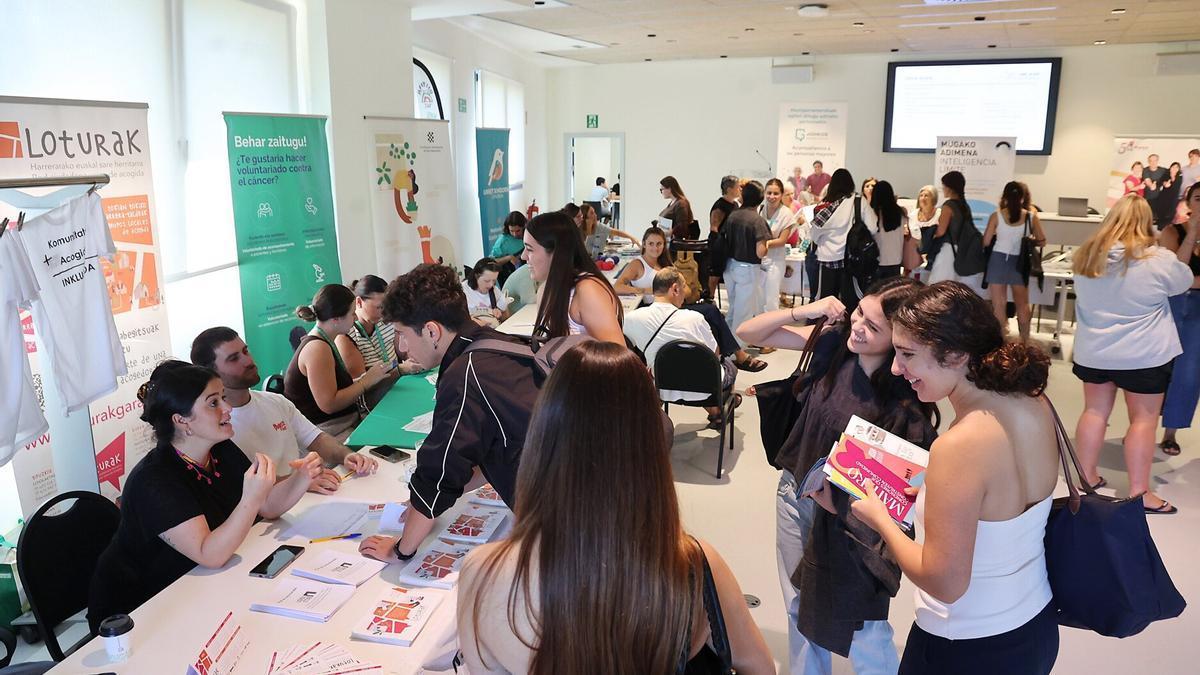 El campus de Donostia de Deusto se ha convertido este martes en un punto de encuentro entre sus estudiantes y el tejido social guipuzcoano con una nueva edición de la Feria del Voluntariado