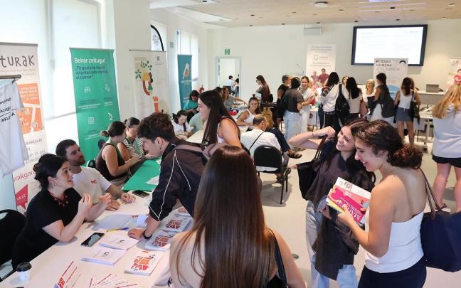 El campus de Donostia de Deusto se ha convertido este martes en un punto de encuentro entre sus estudiantes y el tejido social guipuzcoano con una nueva edición de la Feria del Voluntariado