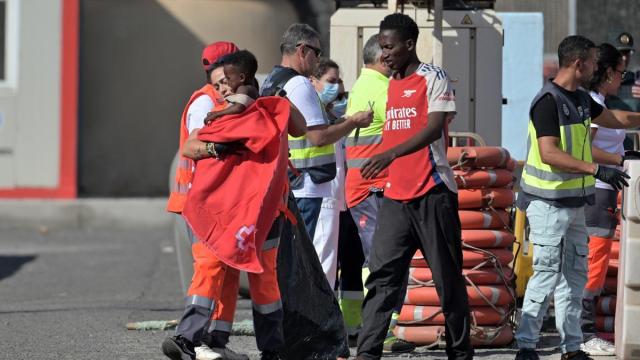 Efectivos de emergencias atienden a personas en el muelle de La Restinga, en el municipio de El Pinar, Islas Canarias.
