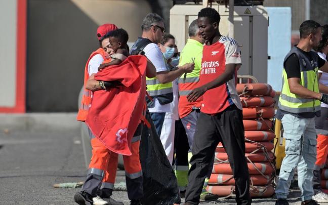 Efectivos de emergencias atienden a personas en el muelle de La Restinga, en el municipio de El Pinar, Islas Canarias.