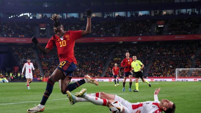 Nico Williams disputa una posesión ante Otar Kakabadze.