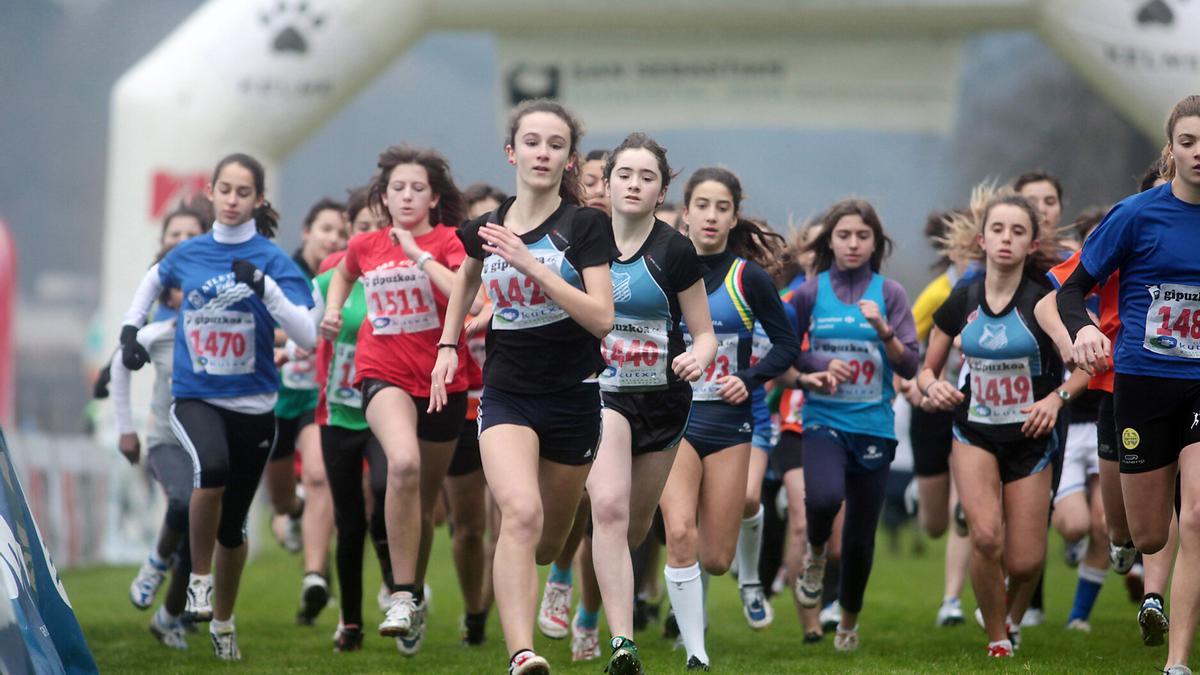 Un grupo de chavales realiza una serie de ejercicios durante un entrenamiento.