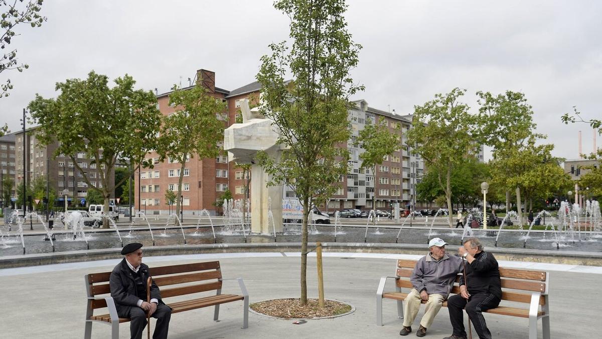 Gente sentada en la Plaza de la Constitución de Vitoria