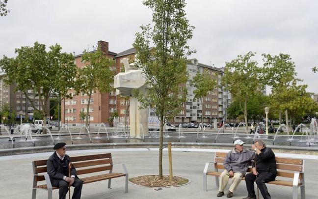 Gente sentada en la Plaza de la Constitución de Vitoria
