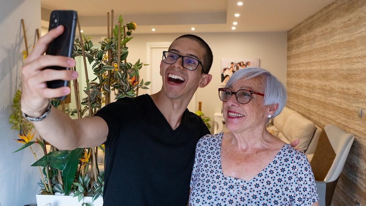 Kuvu promueve la convivencia entre personas mayores de 65 años y jóvenes menores de 35 años