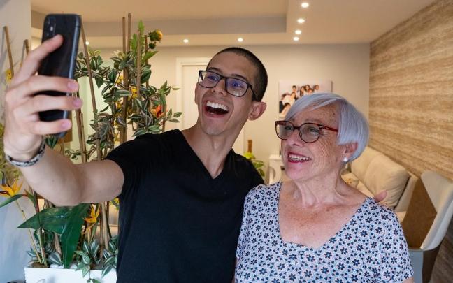 Kuvu promueve la convivencia entre personas mayores de 65 años y jóvenes menores de 35 años