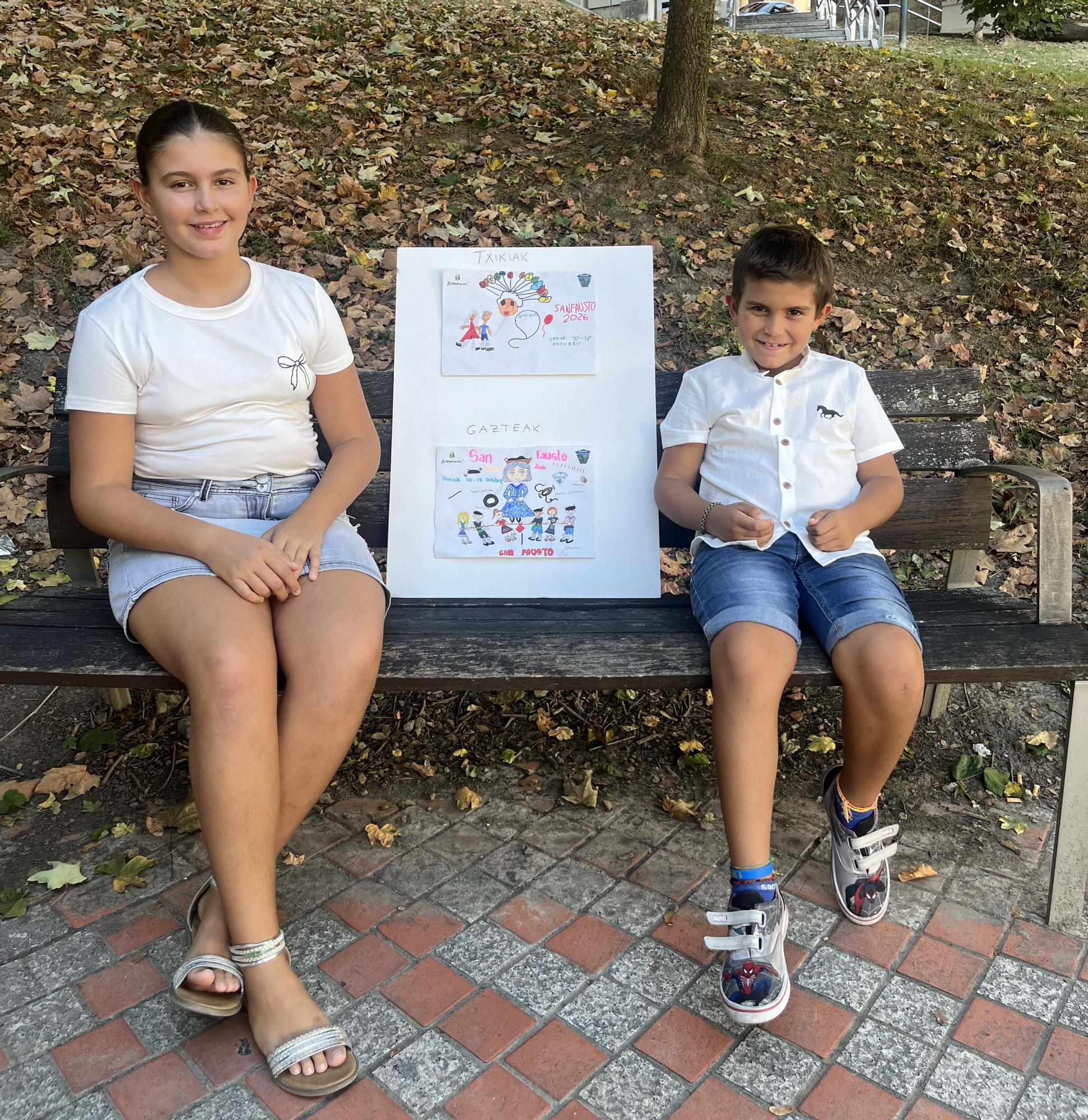 Los hermanos Aritz y Ariane Canta con sus dibujos ganadores