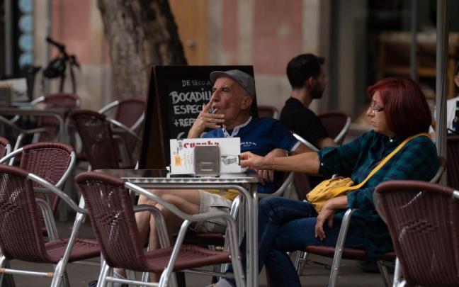Hostelería de España crre que prohibir fumar en las terrazas podría desplazar los encuentros con fumadores a espacios cerrados .