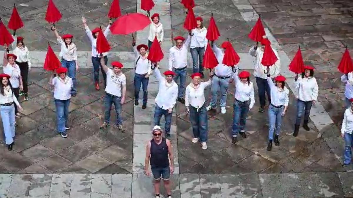 Los comerciantes de Legazpi, con sus paraguas, preparados para las fiestas.
