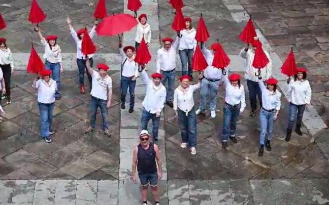 Los comerciantes de Legazpi, con sus paraguas, preparados para las fiestas.