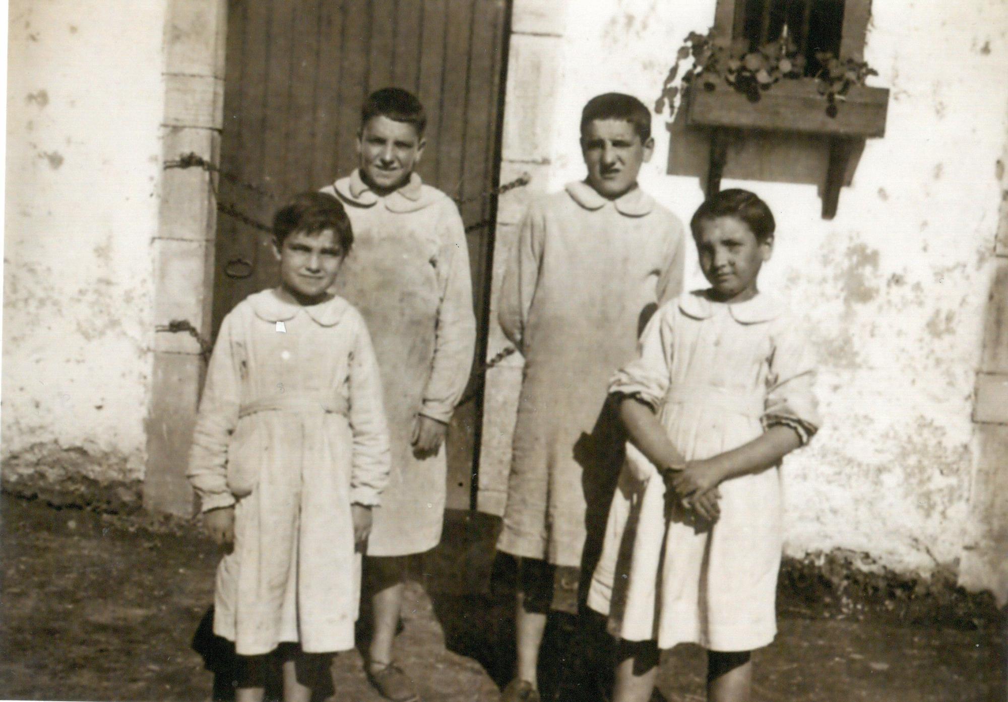 Los 4 niños de Zeanuri: Delante: Elixabete y Arantza Goikoetxea; Detrás: Mikel Goikoetxea y Alexander Mendibil