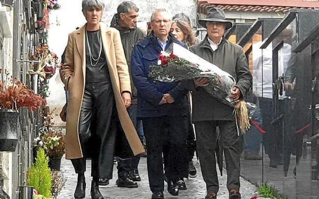 Imagen del acto en recuerdo de Priede, ayer en Orio. | FOTO: E. PRESS Imagen del acto en recuerdo de Priede, ayer en Orio. | FOTO: E. PRESS