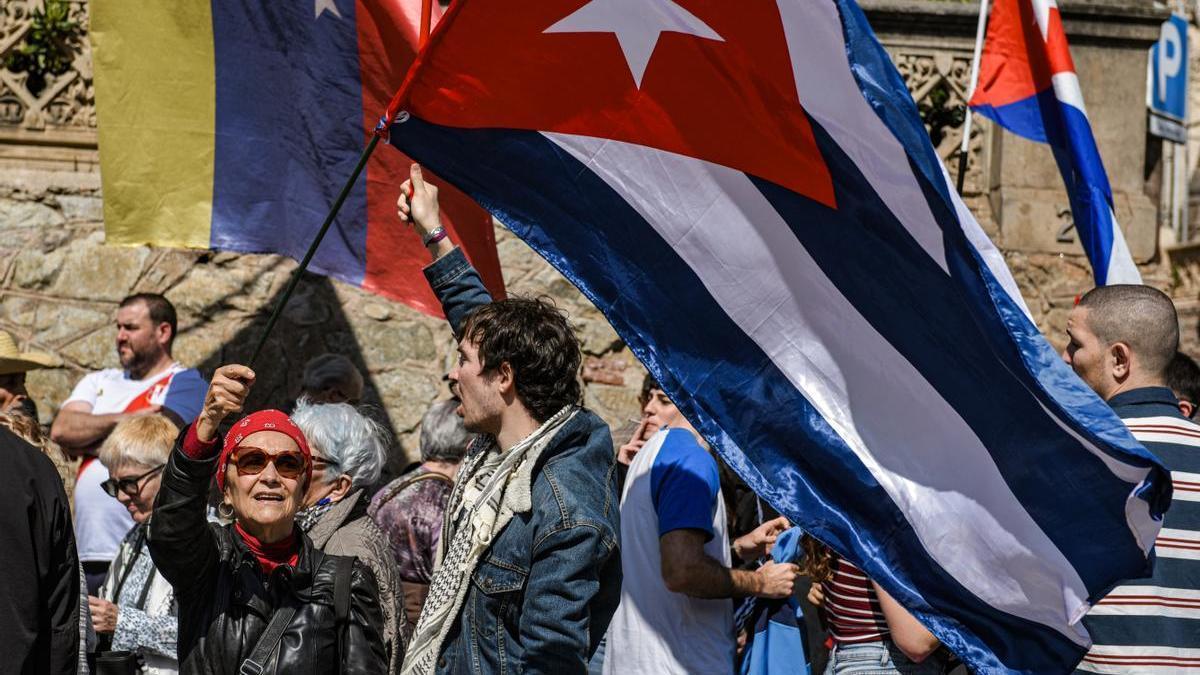 Manifestantes durante una concentración en apoyo de Cuba