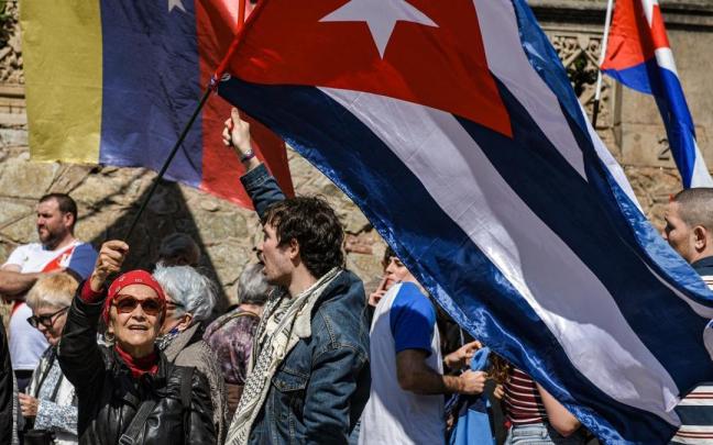 Manifestantes durante una concentración en apoyo de Cuba