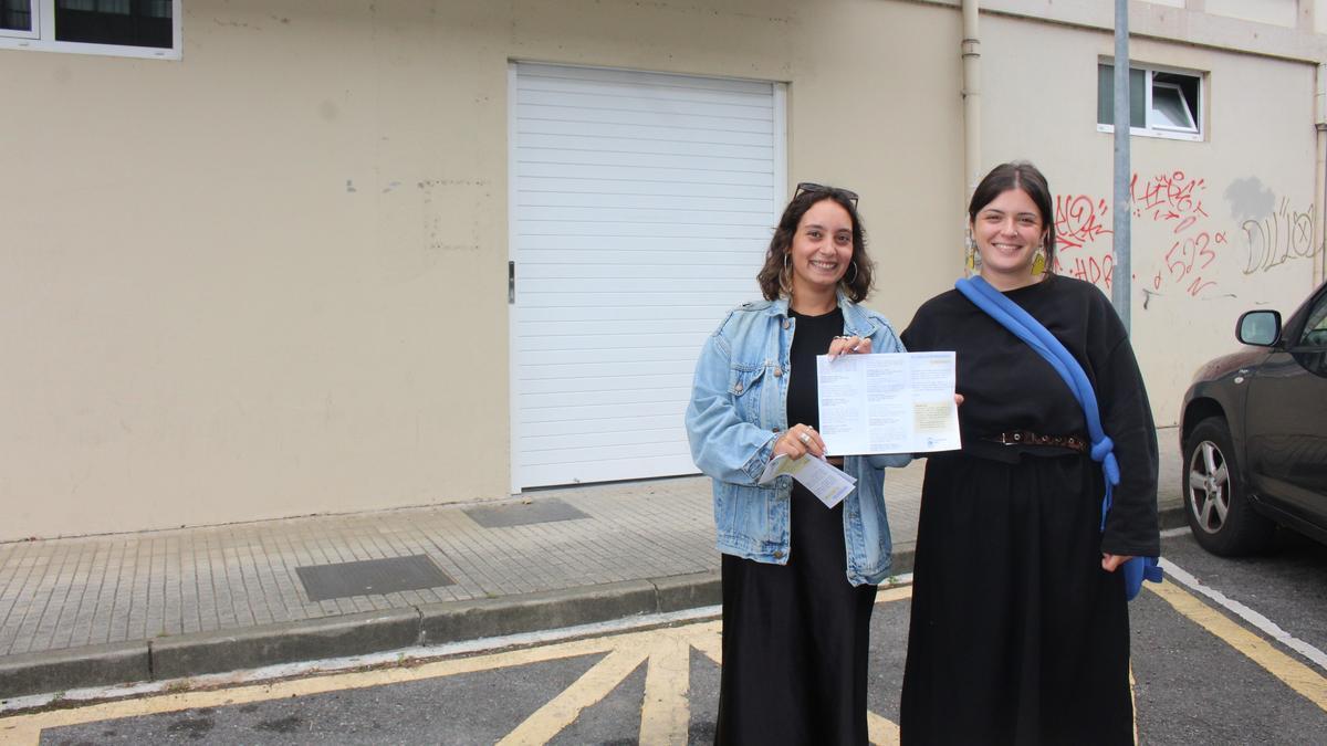 La concejala de Igualdad, Ainhoa Sánchez (derecha), y la técnica Malena González, delante del local que albergará TRIL Atxabaltako Txoko Feminista, con entrada desde Errekabarren.