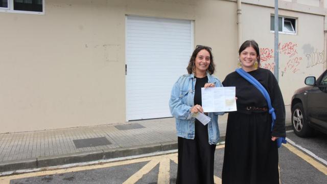 La concejala de Igualdad, Ainhoa Sánchez (derecha), y la técnica Malena González, delante del local que albergará TRIL Atxabaltako Txoko Feminista, con entrada desde Errekabarren.