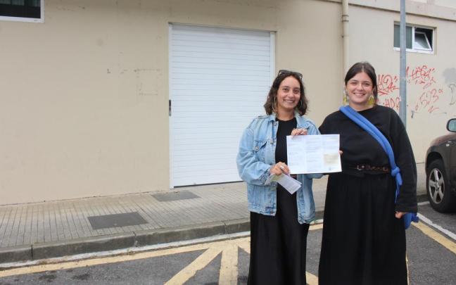 La concejala de Igualdad, Ainhoa Sánchez (derecha), y la técnica Malena González, delante del local que albergará TRIL Atxabaltako Txoko Feminista, con entrada desde Errekabarren.