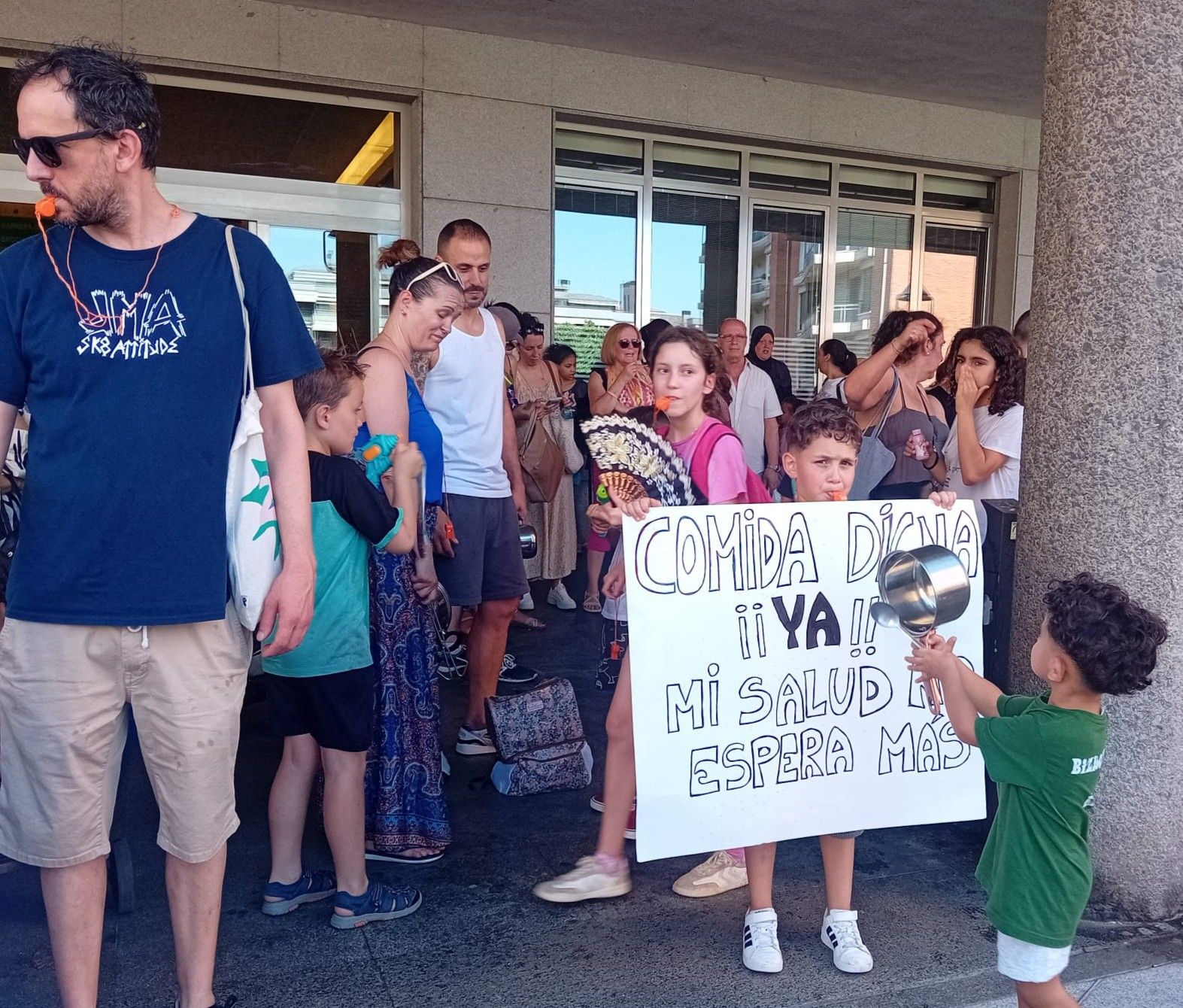 Ha sido una sonora protesta con pitidos y cacerolada