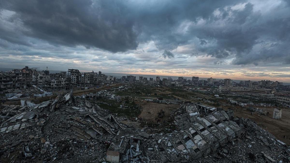 Vista general de la destrucción mientras los palestinos continúan su vida diaria con recursos limitados entre los escombros de los edificios destruidos como resultado de los ataques israelíes en la ciudad de Gaza.