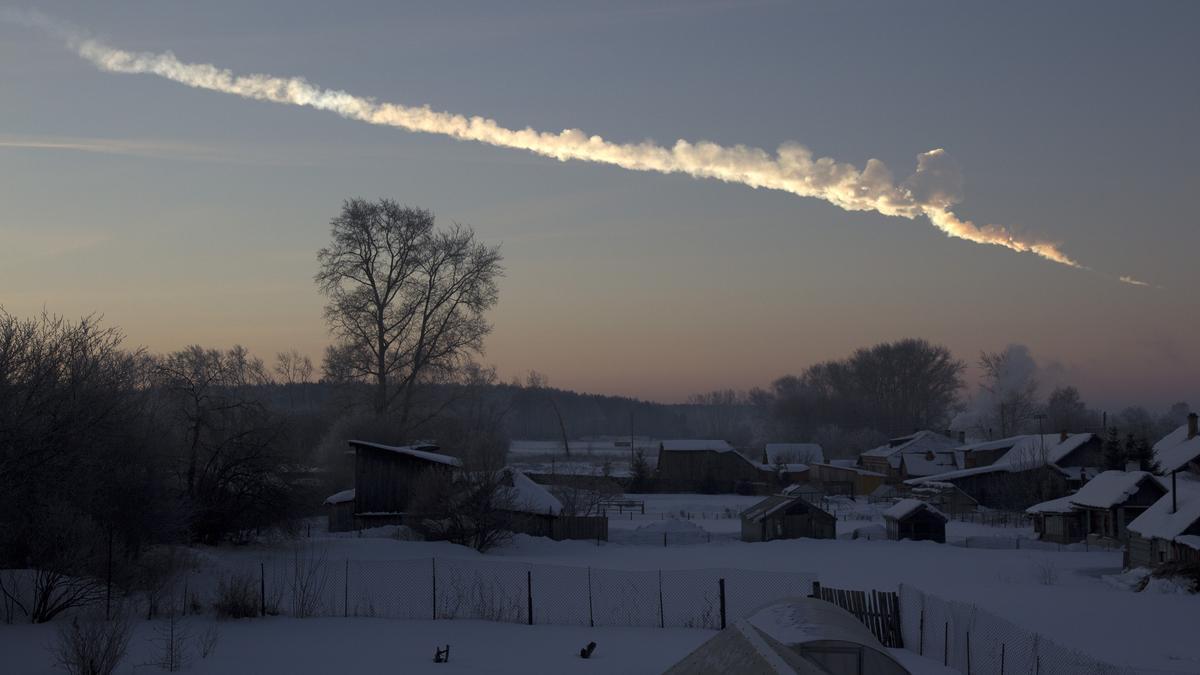 Estela de vapor del meteorito de Chelyabinsk al entrar en la atmósfera terrestre.