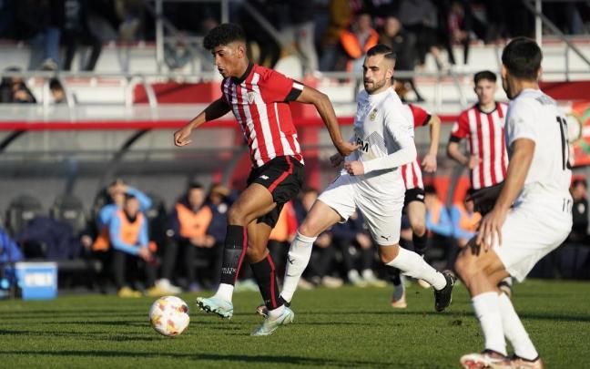 Adu Ares, en un encuentro entre el Bilbao Athletic y el Real Unión de la pasada temporada. Adu Ares, en un encuentro entre el Bilbao Athletic y el Real Unión de la pasada temporada.