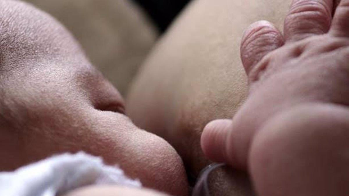 Imagen de archivo de un bebé lactando.