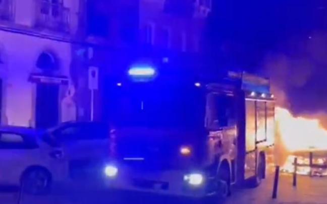 Incendio de vehículos en el casco histórico de Tui.