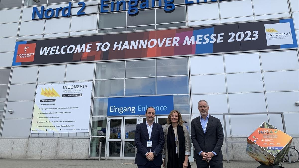 Mikel Amundarain, Ana Camacho y Aitor Urzelai en la entrada de la Hannover Messe 2023.