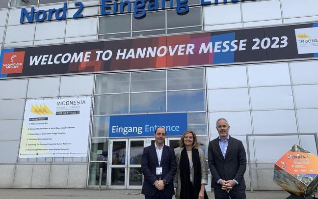 Mikel Amundarain, Ana Camacho y Aitor Urzelai en la entrada de la Hannover Messe 2023.