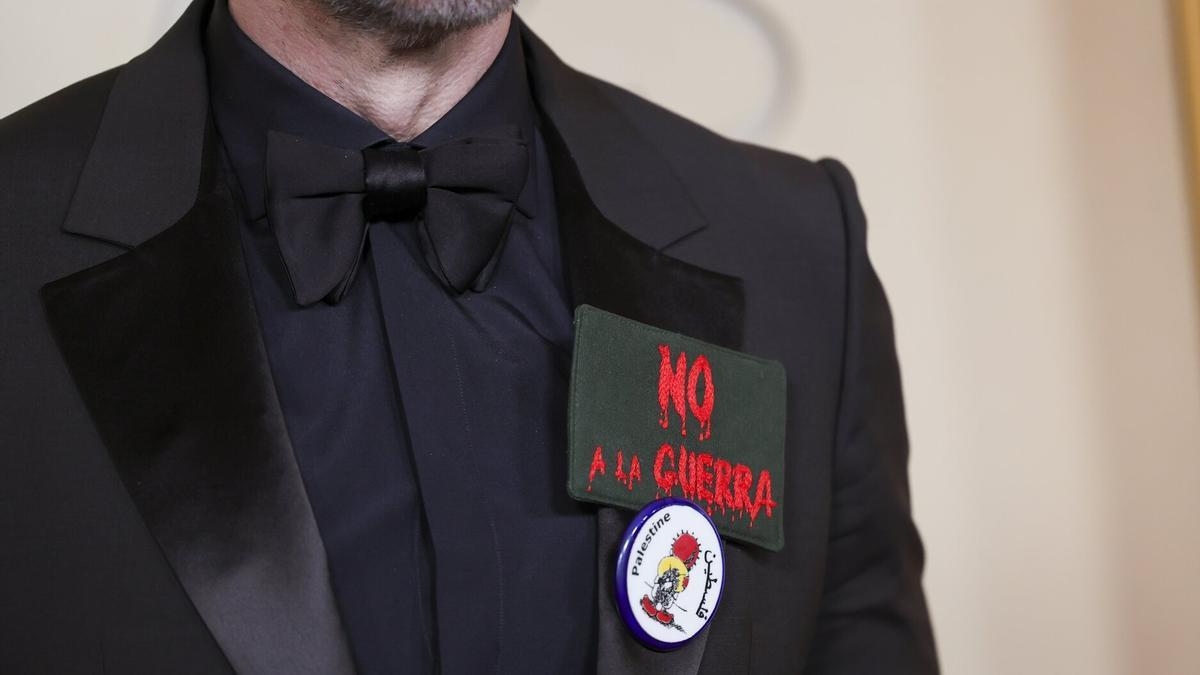 Bardem lució la chapa con las palabras: 'No a la guerra'.