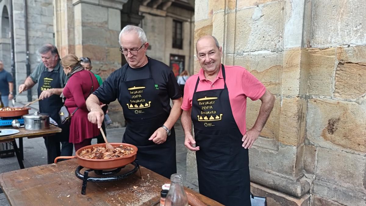 El duelo culinario de sopas de ajo de Oñati, en imágenes