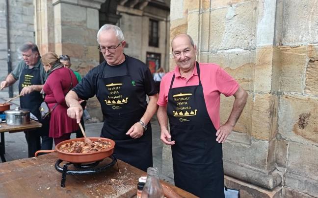 El duelo culinario de sopas de ajo de Oñati, en imágenes