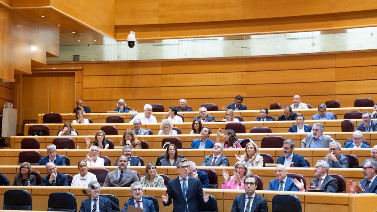El ministro de la Presidencia, Justicia y Relaciones con las Cortes, Félix Bolaños, interviene durante una sesión plenaria en el Senado.