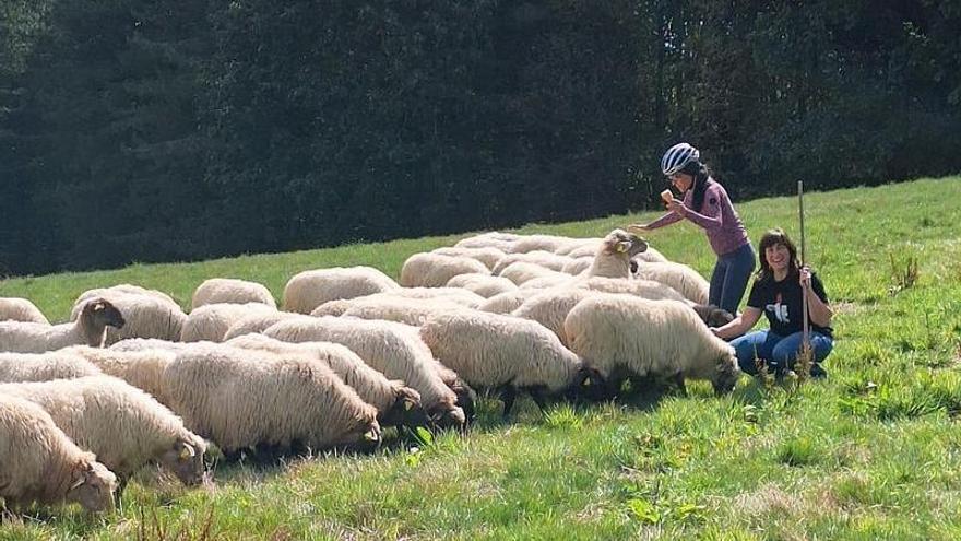 La ciclista Ainara Hernando en la experiencia Pastora por un día en Gorbeia