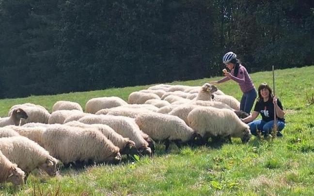 La ciclista Ainara Hernando en la experiencia Pastora por un día en Gorbeia