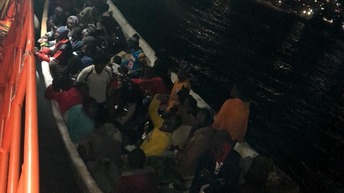 La salvamar Macondo rescata a 50 migrantes cerca de Gran Canaria