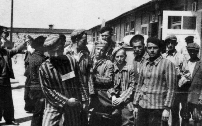 Deportados en un campos de concentración nazi.