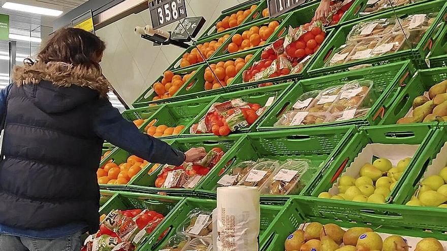 Una mujer compra fruta en una gran superficie vasca.